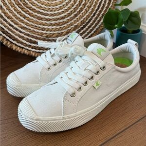 Cariuma Low Top Off White Canvas Sneakers